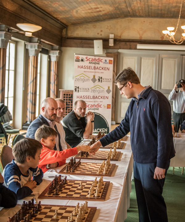 Första dragen utförs av stormästaren i höger bildkant. (Foto: Lars OA Hedlund)
