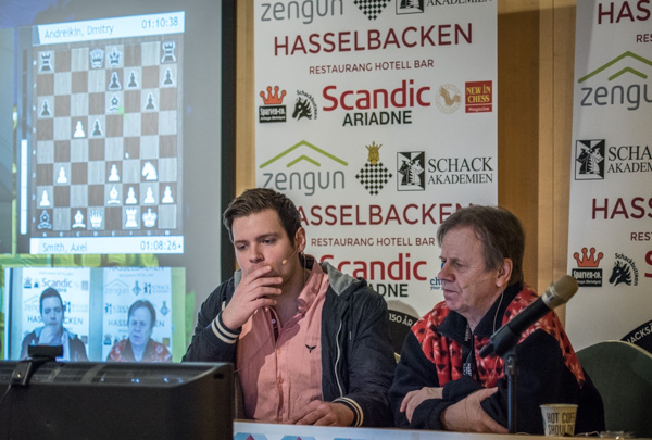 IM Jonathan Westerberg och GM Ulf Andersson i kommentatorsrummet. I morgon blir det dock GM NIls Grandelius som ersätter Andersson. (Foto: Lars OA Hedlund)