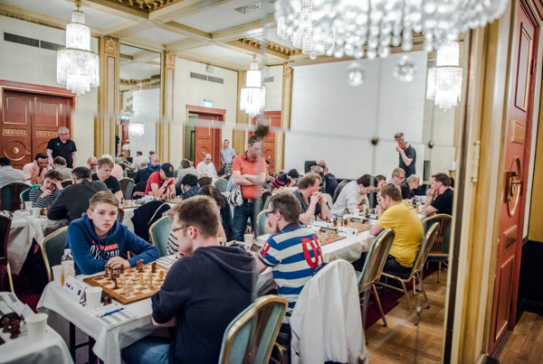 "Genom spegelglaset" (Foto: Lars OA Hedlund)