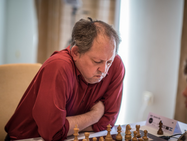 GM Ilia Smirin leder på särskiljning Hasselbacken Chess Open på 6.5 poäng av 8. På lika många poäng följer dock hela nio spelare så det är upplagt för en riktig rysarrond. (Foto: Lars OA Hedlund)