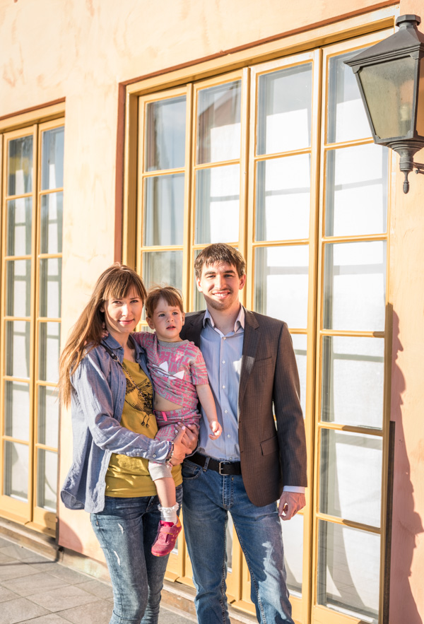 Vinnaren av Hasselbacken Chess Open blev favoritenligt GM Dmitrij Andrejkin. Här med familj. (Foto: Lars OA Hedlund)