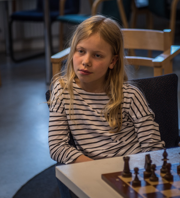 "Lyssnar intresserat" (Foto: Lars OA Hedlund)