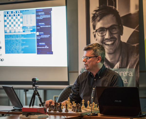 GM Stellan Brynell som kommentator. (Foto: Lars OA Hedlund)
