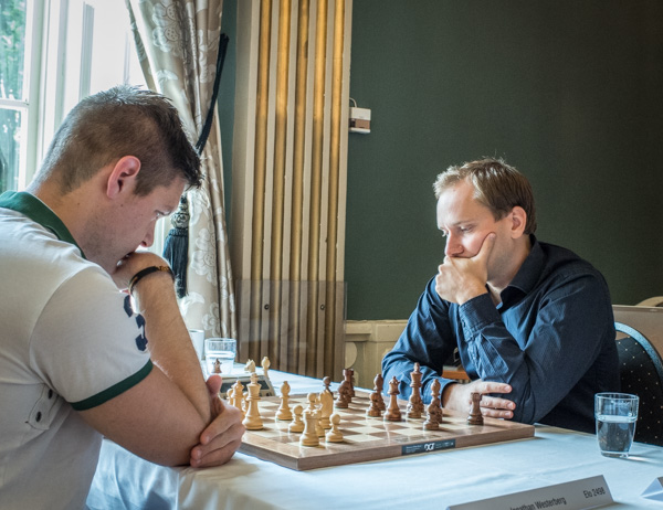 IM Jonathan Westerberg mot GM Hans Tikkanen. (Foto: Lars OA Hedlund)