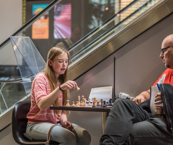 Kajsa Nilsson får hjälp med analysen. (Foto: Lars OA Hedlund)