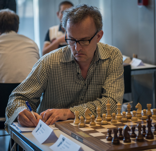 För första gången i Mästar-Elits historia deltar en stormästare, GM Ralf Åkesson (Sverigemästare 1985 och 1999) Detta visar att det inte är lätt att kvalificera sig för SM-klassen nuförtiden ens om man är stormästare. (Foto: Lars OA Hedlund)