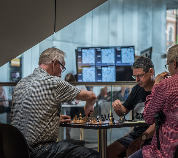 Börje Jansson och Henryk Dolata i efteranalys under VeteranSM. (Foto: Lars OA Hedlund)