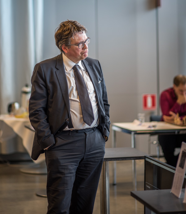GM Ferdinand Hellers var både åskådare och uppskattad kommentator i dagens femte rond där han visade att stormästartakterna finns kvar. (Foto: Lars OA Hedlund)