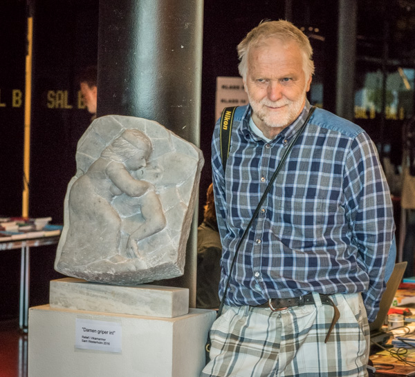 Sam Westerholm med ett nytt konstverk: "Damen griper in". (Foto: Lars OA Hedlund)