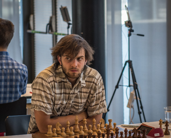 Storfavoriten GM Nils Grandelius vann tämligen övertygande mot sistplacerade FM Tom Rydberg i gårdagens spel. I dagens spel ställs han mot...(Foto: Lars OA Hedlund)