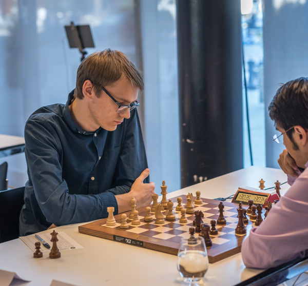 GM Erik Blomqvist kan numera titulera sig Sverigemästare sedan han säkrat segern redan efter åtta partier! (Foto: Lars OA Hedlund)