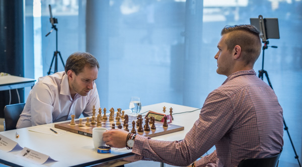 Sverigemästaren 2011, 2012 och 2013 GM Hans Tikkanen tog sin tredje raka etta och spolierade därmed IM Jonathan Westerbergs möjligheter att ta en GM-inteckning. (Foto: Lars OA Hedlund)