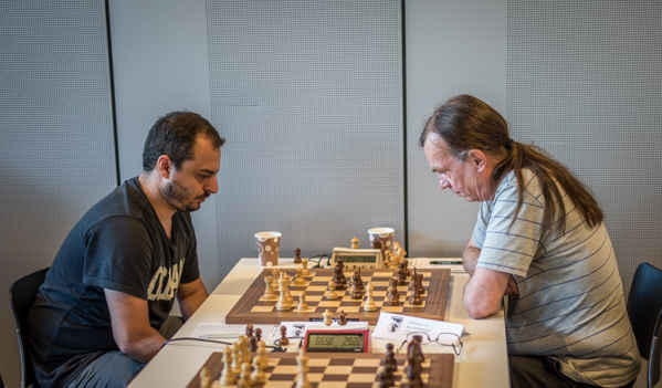 FM Deniz Armand fick ge slaget förlorat mot IM Jan Johansson som tog sin fjärde raka och en fjärde plats i Mästarelit. (Foto: Lars OA Hedlund)