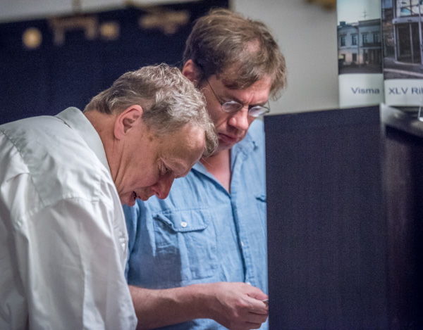 Jan-Olov Lind handlar böcker hos Erik Geijer i Schackhandeln. (Foto: Lars OA Hedlund)
