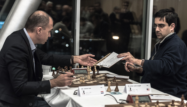 GM Ivan Sokolov vann sitt parti mot IM Joseph Sarkar Justin och är ikapp tätklungan efter den försmädliga förlusten igår. (Foto: Lars OA Hedlund)