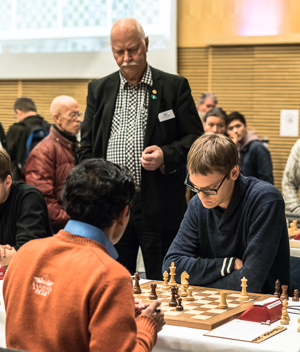 Aj aj aj! Det stora svenskhoppet Sverigemästaren och GM Erik Blomqvist satte bort en solklar remiställning och fick bita i det sura äpplet mot indiern GM Krishnan Sasikiran. (Foto: Lars OA Hedlund)