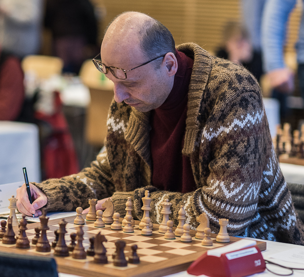 GM Milos Pavlovic besegrade Sverigemästaren och GM Erik Blomqvist och han förpassades till fempoängarna. (Foto: Lars OA Hedlund)