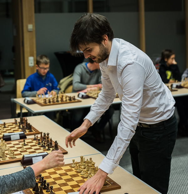 GM Nils Grandelius spelade klocksimultan på eftermiddagen där han omväxlande hade vit och svart. Slutresultate blev 13.5-2.5. (Foto: Lars OA Hedlund)