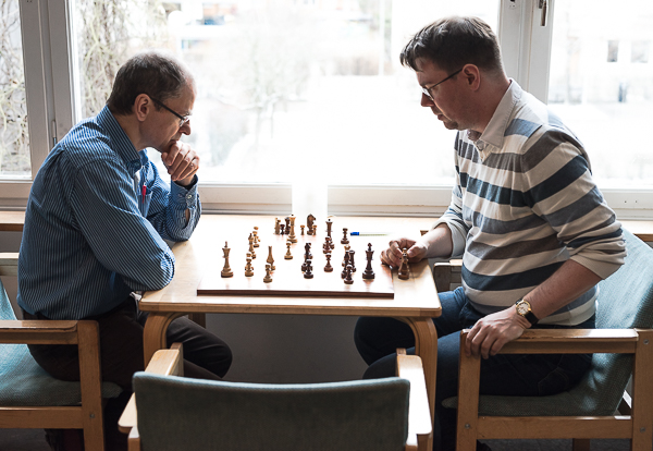 IM Axel Ornstein visade prov på gedigna kunskaper i tornslutspel genom att hålla remi i ett ofördelaktigt sådant i mötet med FM Erik Hedman, SK Rockaden. (Foto: Lars OA Hedlund)