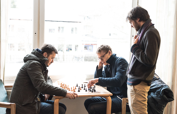 IM Jasmin Bejtovic, EKsjö Sk förlorade mot GM Erik Blomqvist, SK Rockaden. GM Nils Grandelius vann i sin tur på det första bordet mot GM Peter Heine Nilsson. (Foto: Lars OA Hedlund)