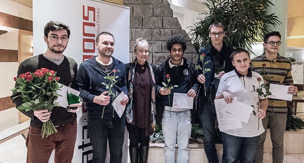 Pristagarna i vårens Stockholm Chess Challenge tillsammans med Åsa Grübb-Weinberg från huvudsponsorn Data. Turneringen är tillbaka 30 april–5 maj 2018 med en del nyheter. (Foto: Lars OA Hedlund)