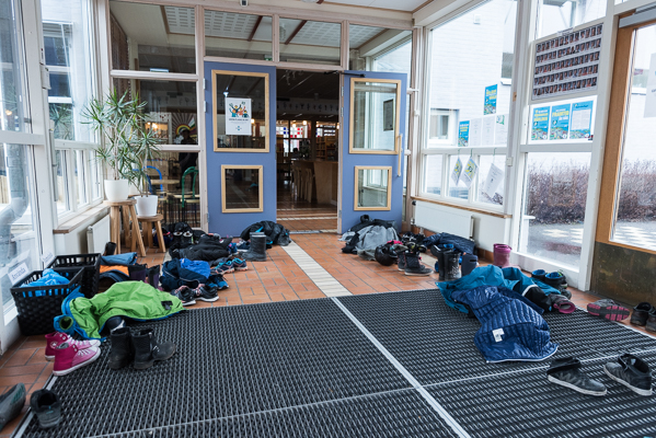 När du kommer in i skolan möts du av en större samling kläder. Under vintertid är entrén fylld av jackor, skor och vantar. (Foto: Lars OA Hedlund)
