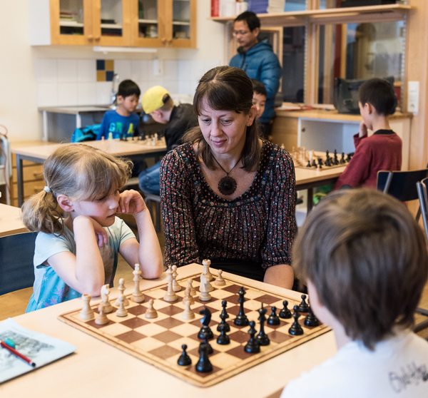 "Föräldrar och ledare cirkulerar i klassrummet för att hjälpa till och svara på frågor." (Foto: Lars OA Hedlund(