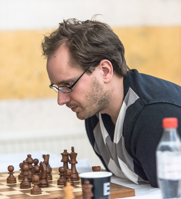 GM Hans Tikkanen är solo i ledningen inför den sista ronden. (Foto: Lars OA Hedlund)