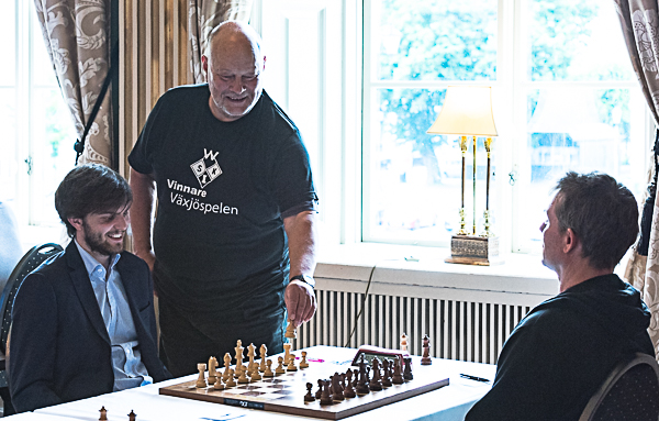 Alf Isaxson gör första draget åt Nils Grandelius. (Foto: Lars OA Hedlund)