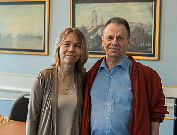Pia Cramling på väg till Skärholmen. Här på bilden tillsammans med en annan legend, Ulf Andersson. (Foto: Lars OA Hedlund)