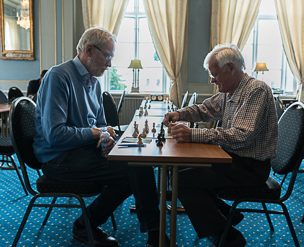 Kurt Ekelund blev 3:a i 65+ analyserar med Ulf Norevall. (Foto: Lars OA Hedlund)