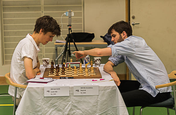 Tidigt "finalmöte" mellan Nils Grandelius till höger i bild och Axel Smith. Den förstnämnde spelade ett mycket estetiskt tillltalande parti och har nu övertagit ledningen i SM-klassen. (Foto: Lars OA Hedlund)