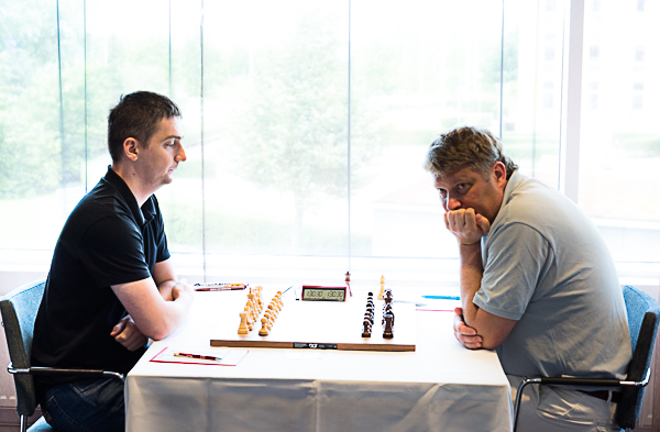 GM Marcin Dziuba och GM Alexei Shirov spelade snabbremi i sjätte ronden för att bevaka sina positioner inför de två sista ronderna. (Foto: Lars OA Hedlund)