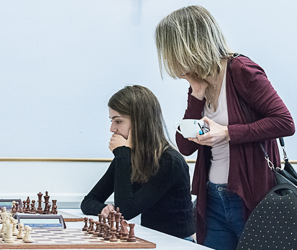 Anna Cramling och GM Pia Cramling under NM-blixten. (Foto: Lars OA Hedlund)