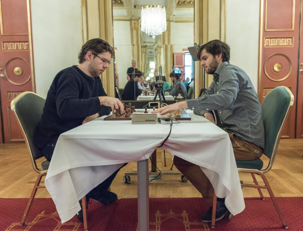 GM Jon Ludvig Hammer - GM Nils Grandelius i den sjunde rondens toppmöte. Det var också dessa spelare som placerade sig tvåa respektive etta. (Foto: Lars OA Hedlund)