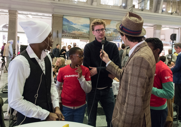 Marcus Örndahl och Abdimalik Mahmuud vann parschacktävlingen. Foto: Lars OA Hedlund