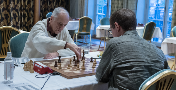 GM Juan Bellon - IM Oscar von Bahr i en spännade och lång sammandrabbning. (Foto: Lars OA Hedlund)