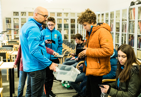 "Insamling av mobiltelefoner" (Foto: Lars OA Hedlund)