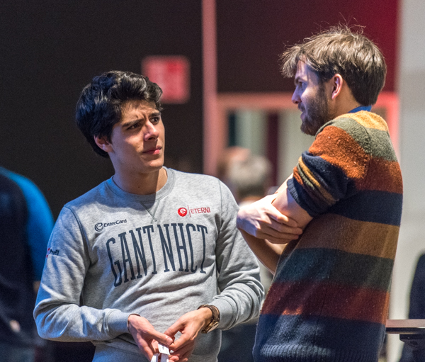 Juniorvärldsmästaren Aryan Tari i samspråk med Nils Grandelius. (Foto: Lars OA Hedlund)