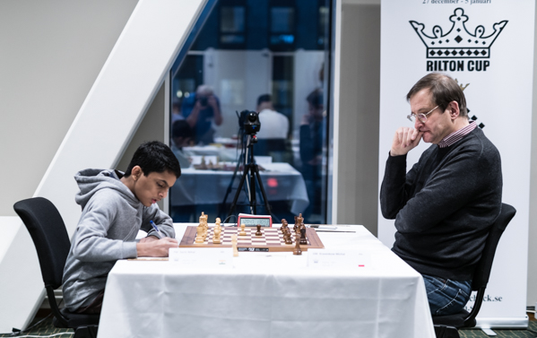 GM Michal Krasenkow leder inte oväntat Rilton Cup efter att ha besegrat IM Sarin Nihal efter att ha dominerat spelet i en låst struktur. (Foto: Lars OA Hedlund)