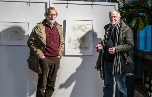 Ole Drebold och Sam Westerholm poserar framför schackteckningarna. (Foto: Lars OA Hedlund)