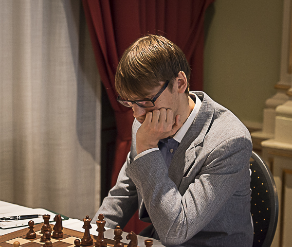 Sverigemästaren Erik Blomqvist jagar nu Nordenmästartiteln och det har börjat bra med en vinst mot ratingfavoriten. (Foto av Lars OA Hedlund i ett annat sammanhang.)