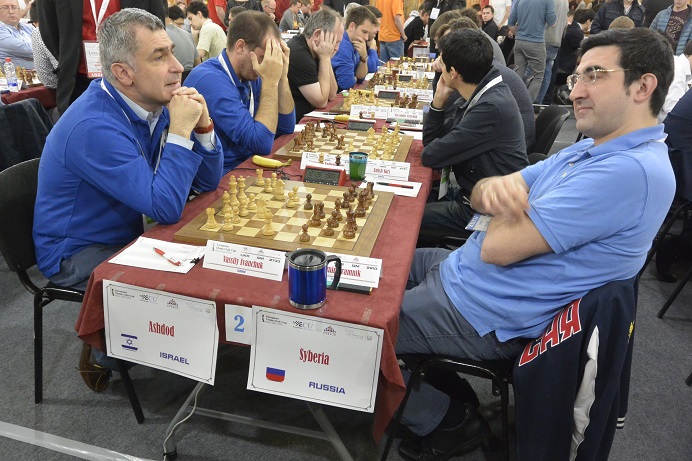 Världstrean GM Vladimir Kramnik syns här till höger i bild i mötet med Vassilij Ivanchuk, (Lennart Örnmarker)