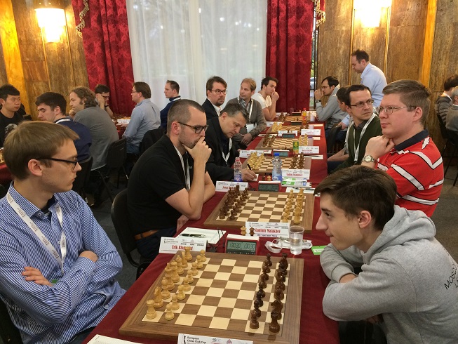 SK Rockaden mötte hårt motstånd i rond 2 då de ställdes mot SHSM Legacy Square Moscow. Den enda som tog poång var GM Erik Blomqvist mot GM Daniil Dubov. Resultatet i matchen blev 0.5-5.5. (Foto: Lennart Örnmarker)