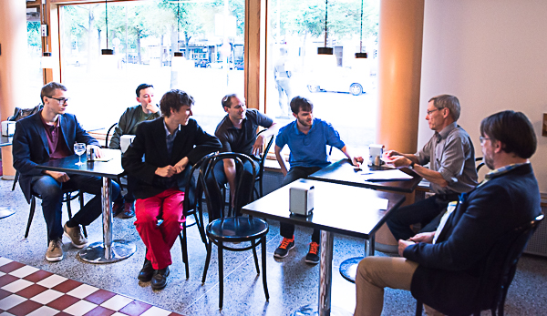 "Lottningsceremoni i cafeterian" (Foto: Lars OA Hedlund)