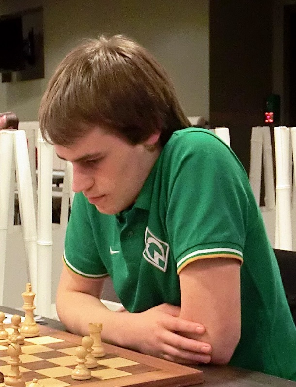 Den officiella hemsidan GM GM Mattias Blübaum, Tyskland, segrade med minsta möjliga marginal, en halv kvalitetspoäng före GM Alexej Shirov, Lettland. (Foto: Wikimedia 2013)