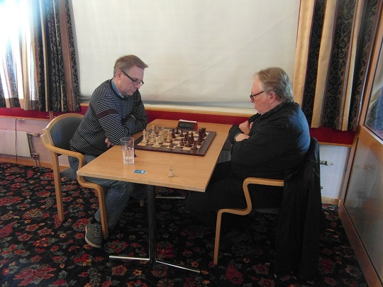 Bilden visar Peter Olsson och Nils-Åke Malmdin i sitt inbördes parti. Fotograf är Anders Lind. 