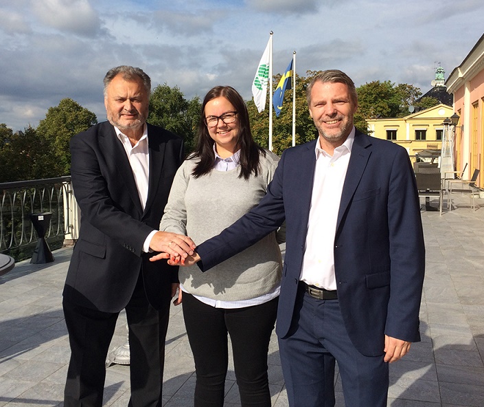 Mecenaten Peter Hlawatsch (till vänster) är tillbaka i svenskt schack. Han står bakom Wasas jubileumsturnering på Hasselbacken i Stockholm. Här står han med Johanna Olsson, Sales and Event Coordinator på Scandic Hasselbacken, och Ingemar Falk, medieansvarig. (Foto: Karin Engdahl)